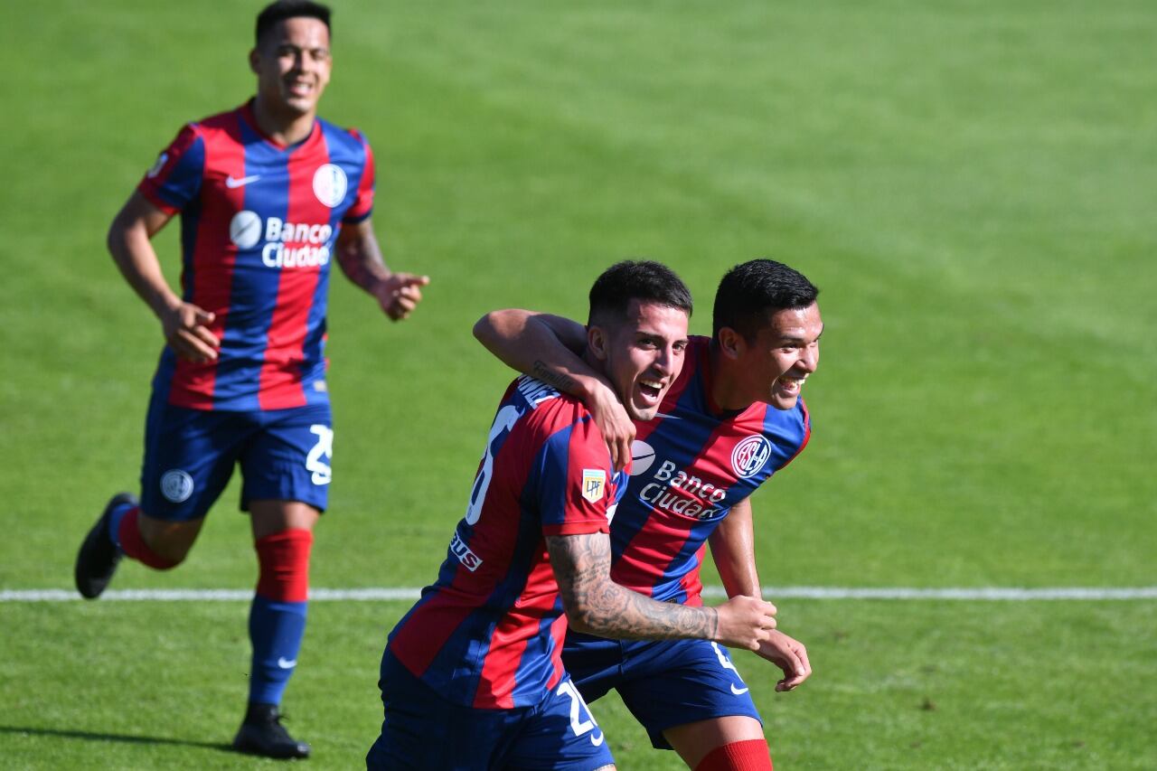 Festejo de Fernández Mercau y Herrera. Por detrás, llegando el "Uvita" Fernández