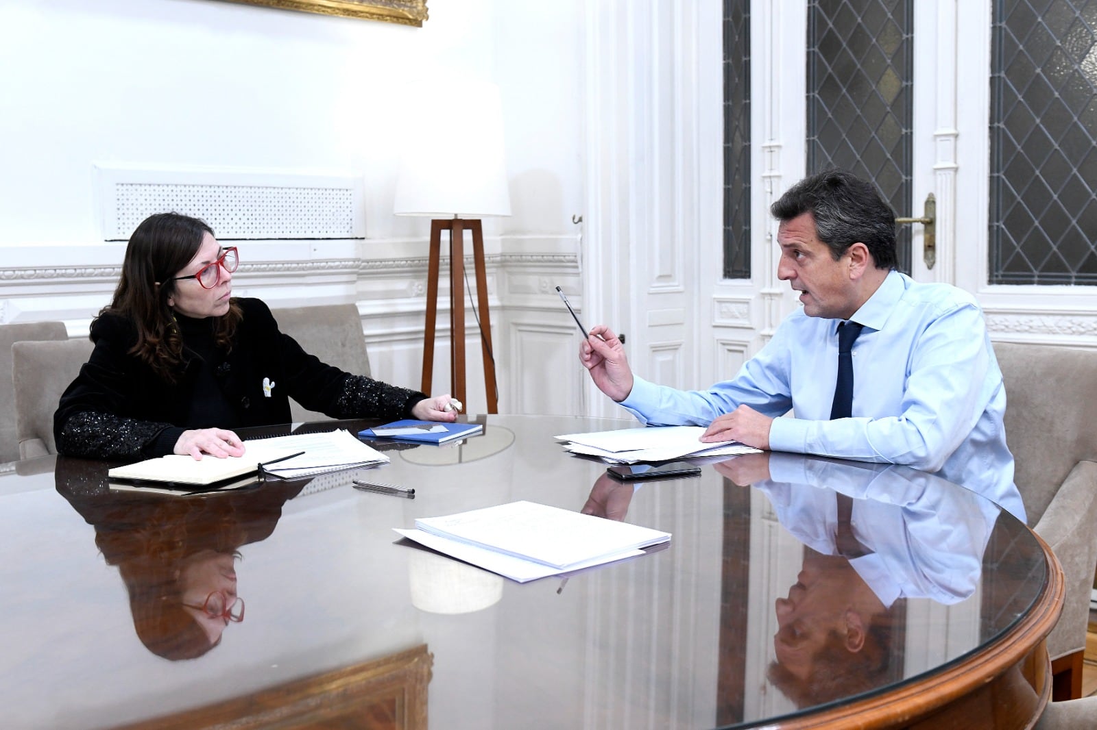 El ministro de Economía le pidió a la presidenta del Banco Nación que separe a la gerenta. 
