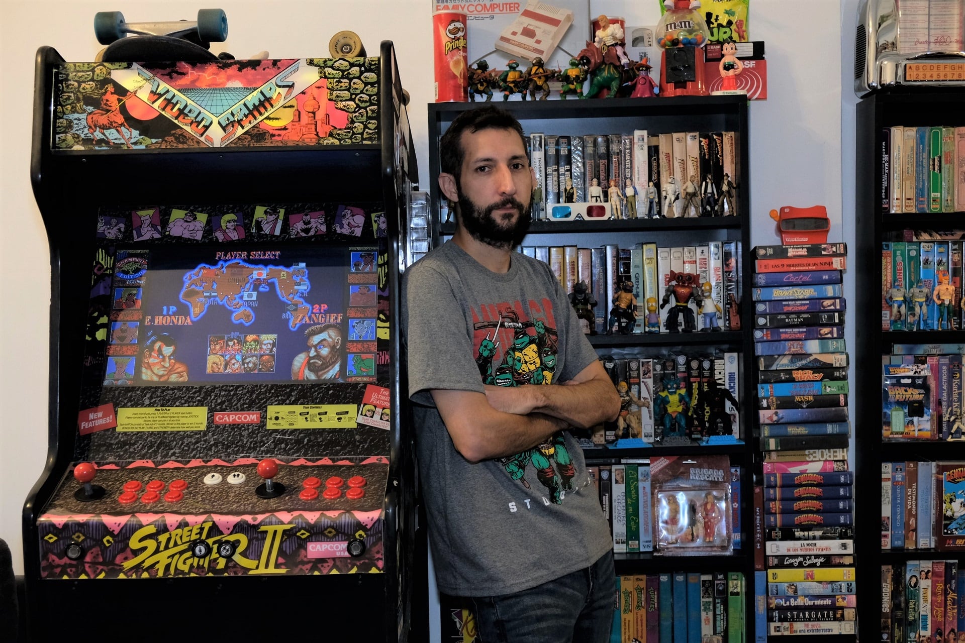 Consolas, juguetes, arcades, películas, revistas, golosinas, artículos promo: todo puede ser un disparador de recuerdos y mitos