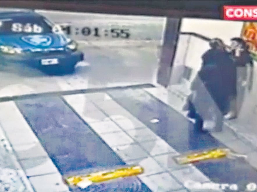 Imagen del video que registró la agresión policial contra el dueño del hotel alojamiento.