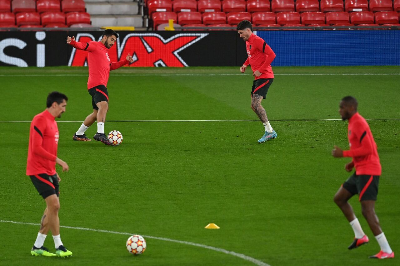 Luis Suárez y Rodrigo De Paul pelotean detrás del montegrino Savic y el centroafricano Kondogbia