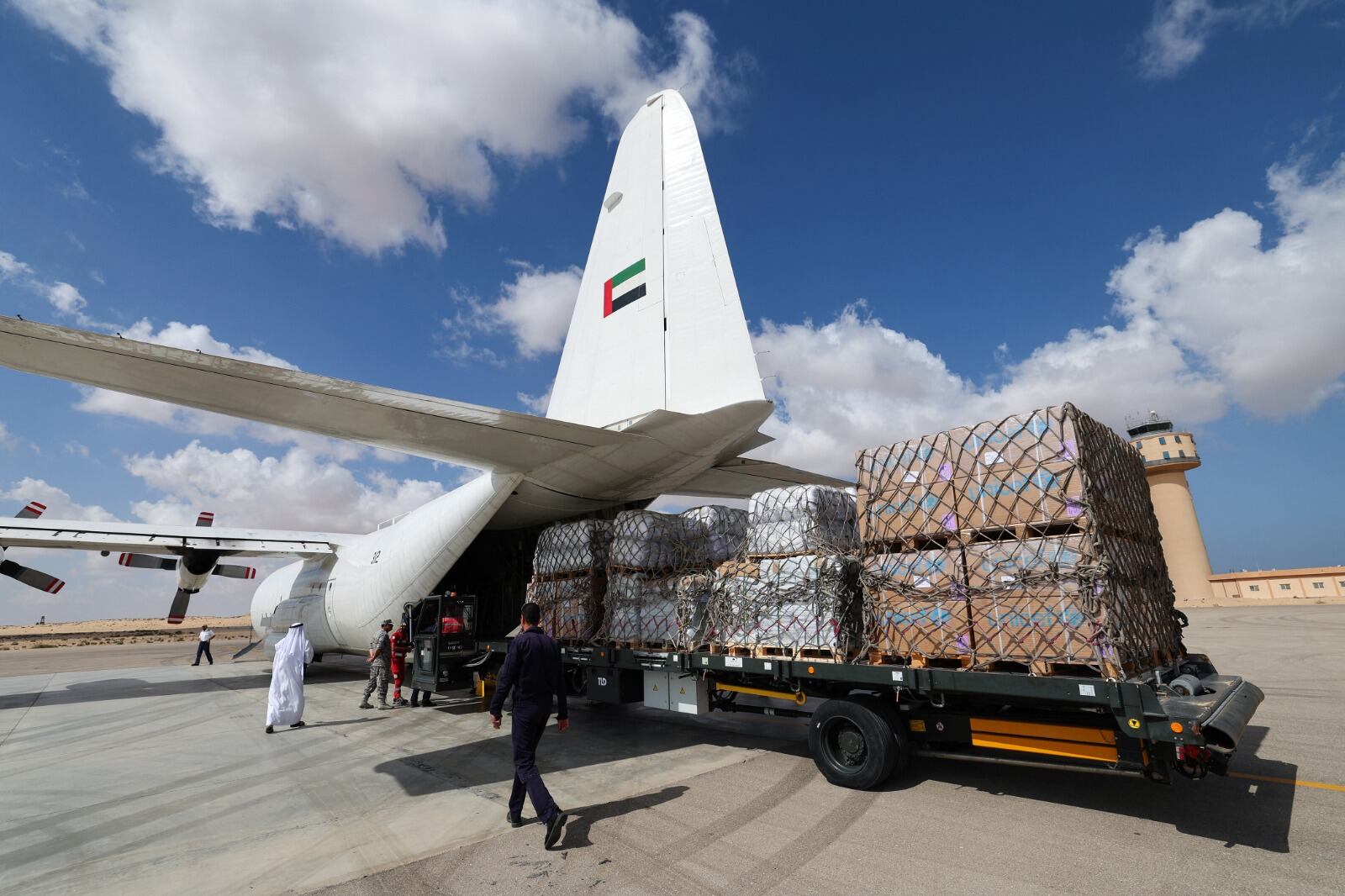 Descargan en Egipto un cargamento de ayuda para Gaza de Emiratos Arabes Unidos.