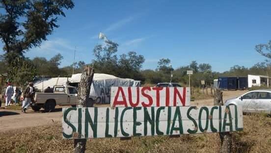 Acampe fuera de la planta de Austin Powder