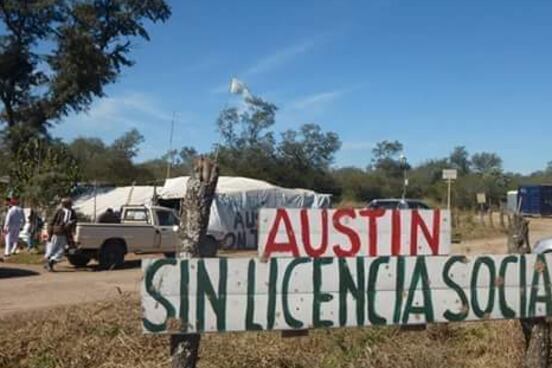 Acampe fuera de la planta de Austin Powder