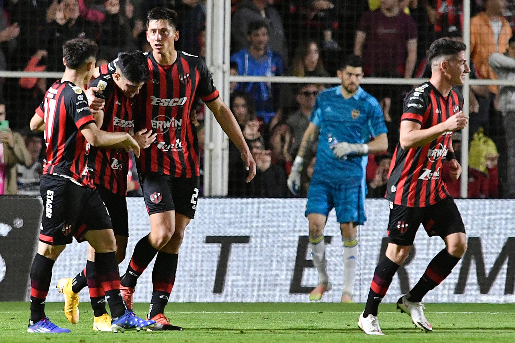 Paraná festeja, Rossi sufre