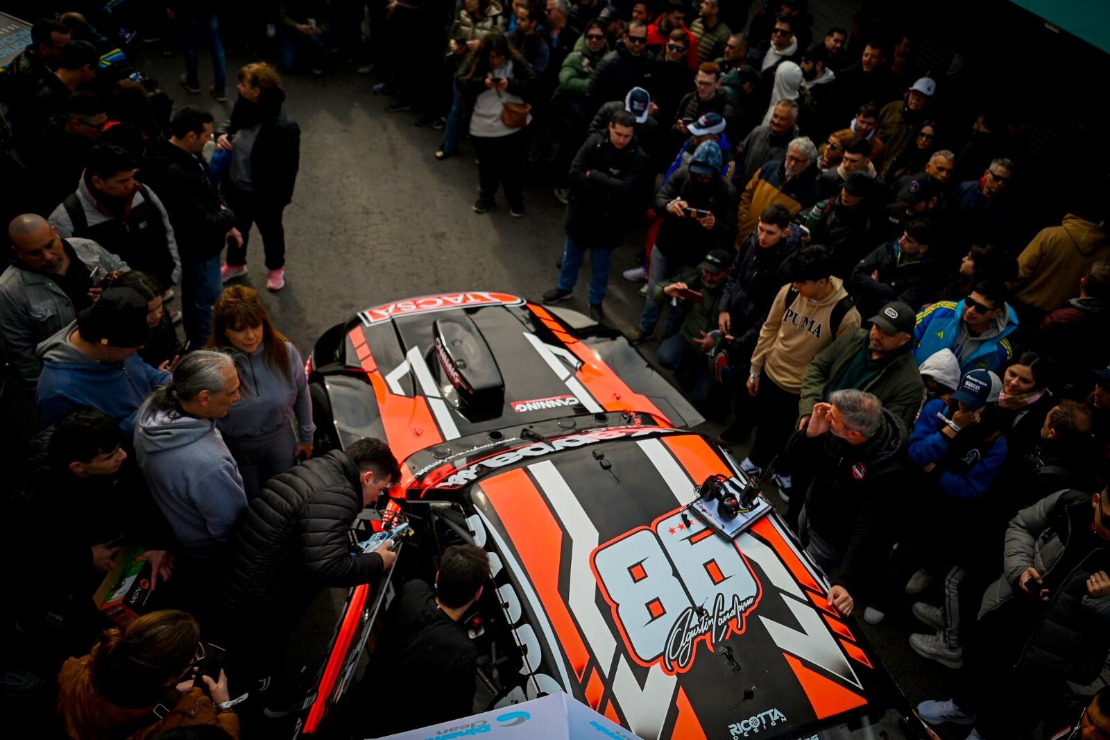 Canapino, adorado por los fanáticos en el Gálvez