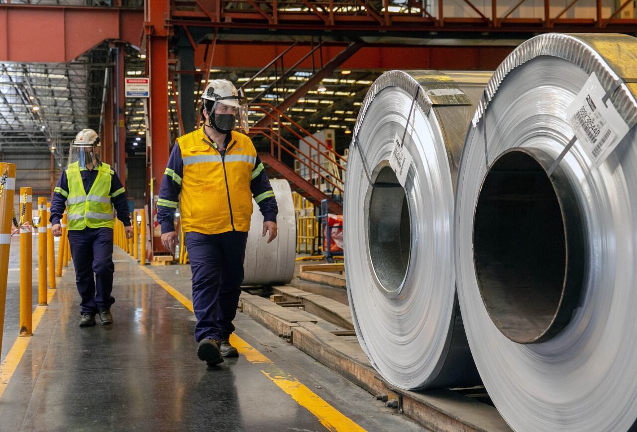 Aluminio y acero, entre los que mostraron caídas interanuales aún fuertes.
