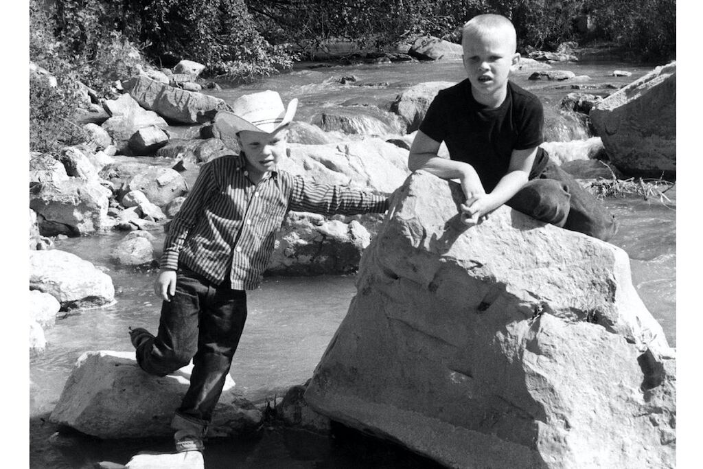 Los hermanos Dave y Phil de niños.