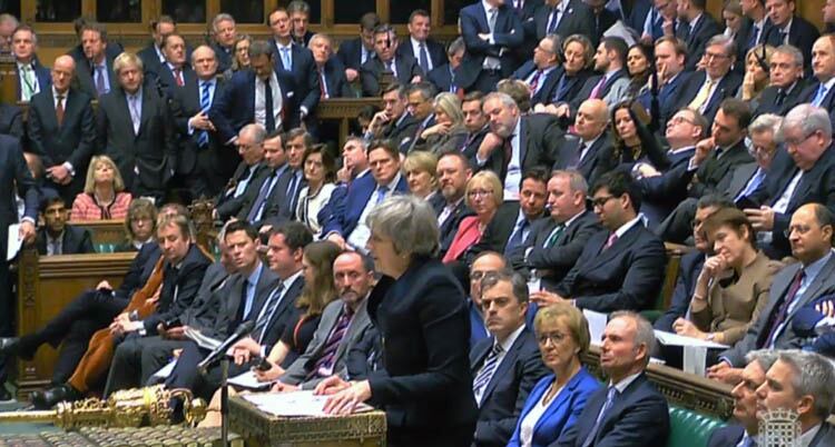 May habla ante el Parlamento, en el día de su mayor derrota política.