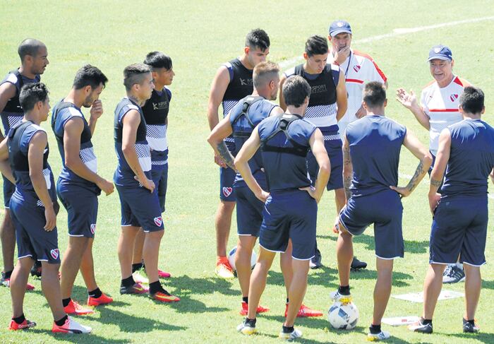 Ariel Holan en una charla grupal con los jugadores de Independiente, de cara al debut en la Copa Sudamericana.