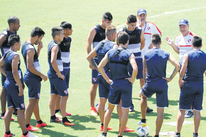 Ariel Holan en una charla grupal con los jugadores de Independiente, de cara al debut en la Copa Sudamericana.