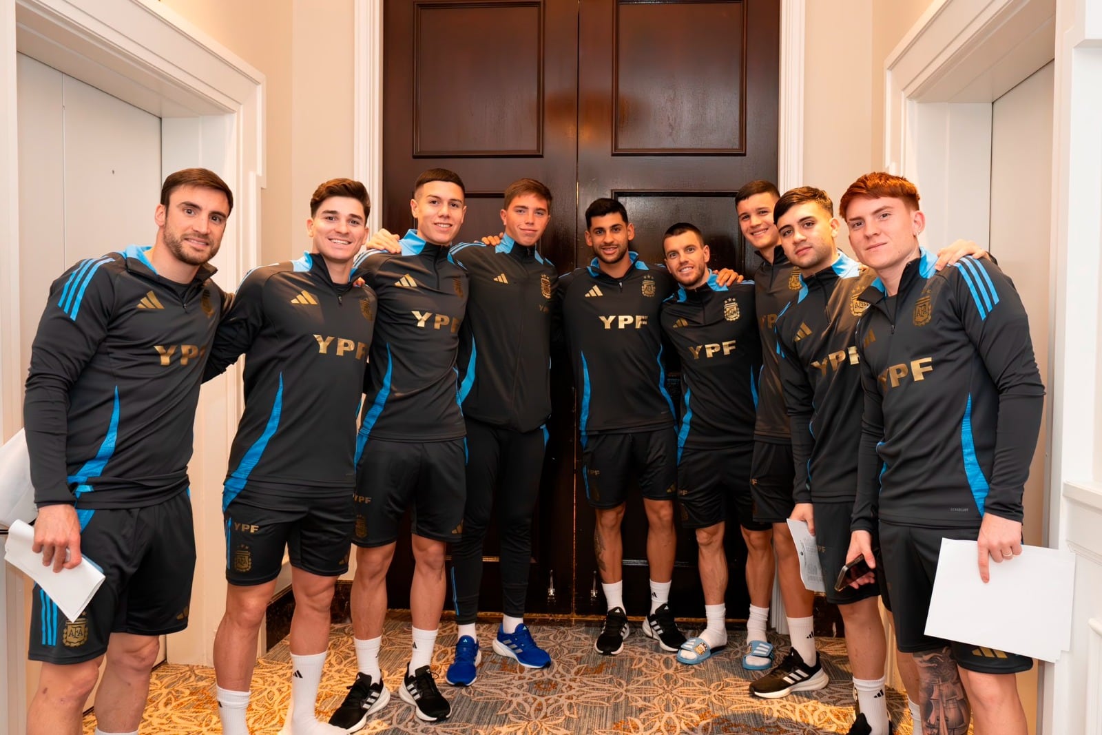 Caras nuevas y no tanto entre los que llegaron primero a la concentración argentina.