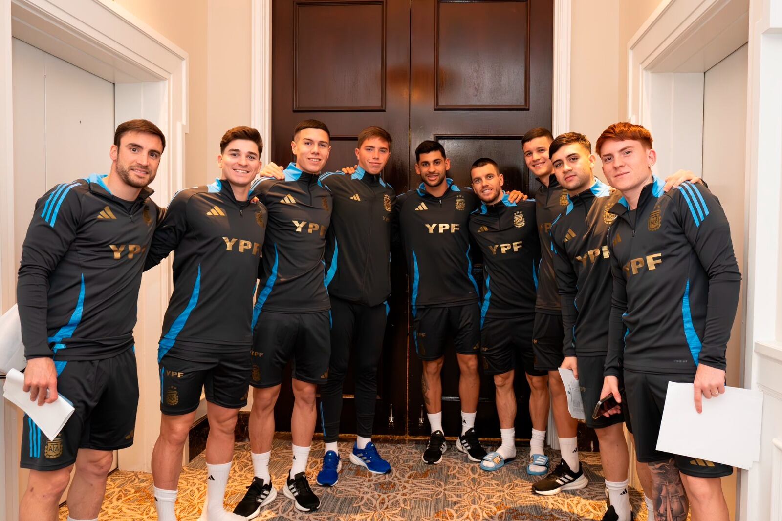 Caras nuevas y no tanto entre los que llegaron primero a la concentración argentina.