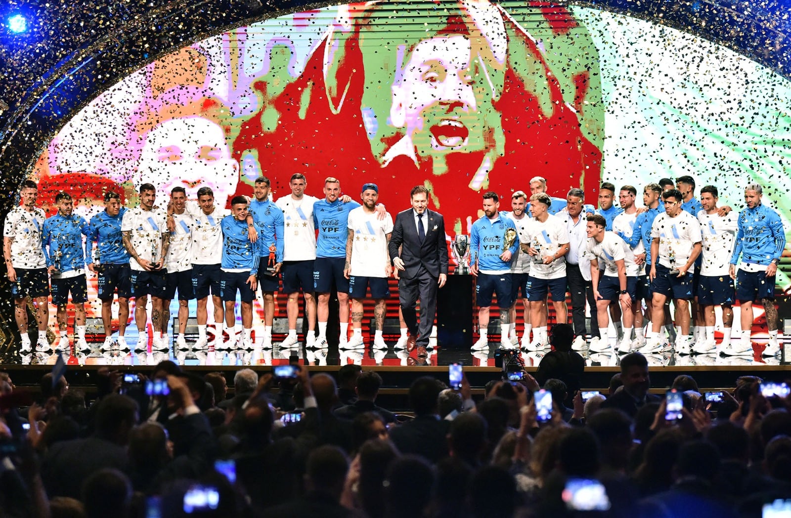 La Selección Argentina en pleno homenaje en la sede de la Conmebol