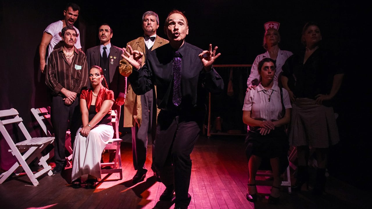 El hilo narrativo cruza las aguas del policial negro con recursos del terror y hasta de Hitchcock.