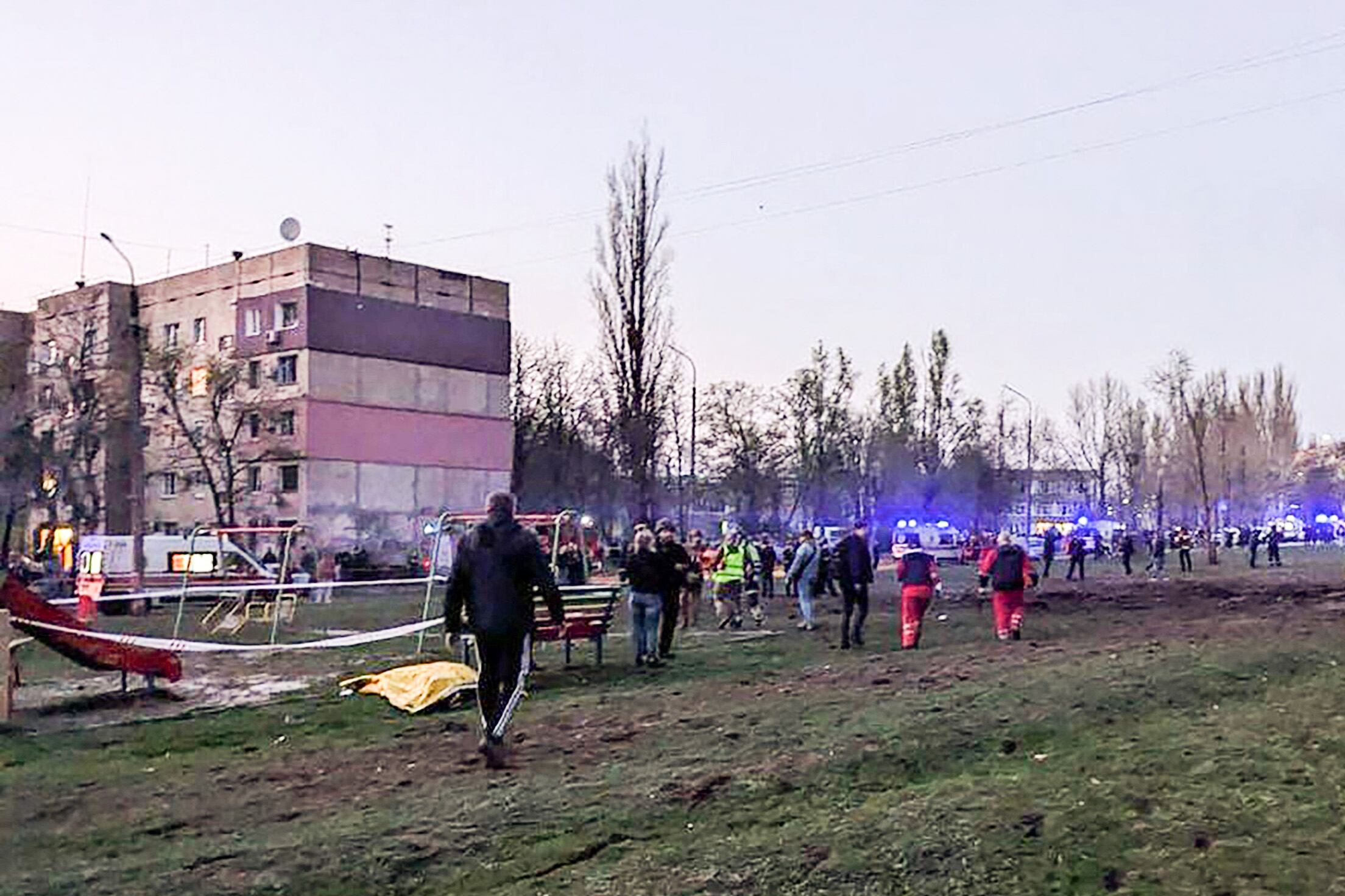 Policías y rescatistas trabajan en un edificio bombardeado en Krivi Rig.