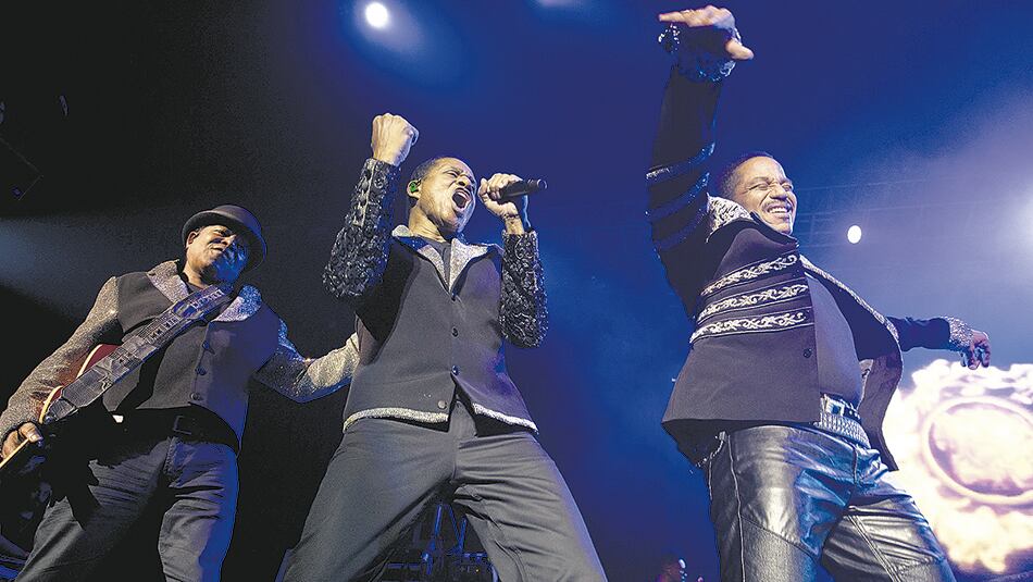 Marlon, Jackie y Tito no tuvieron más remedio que bancárselas solos.