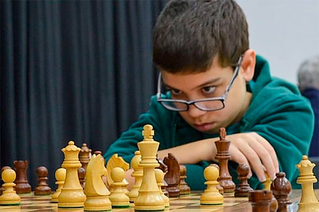 Faustino Oro concentrado durante una partida