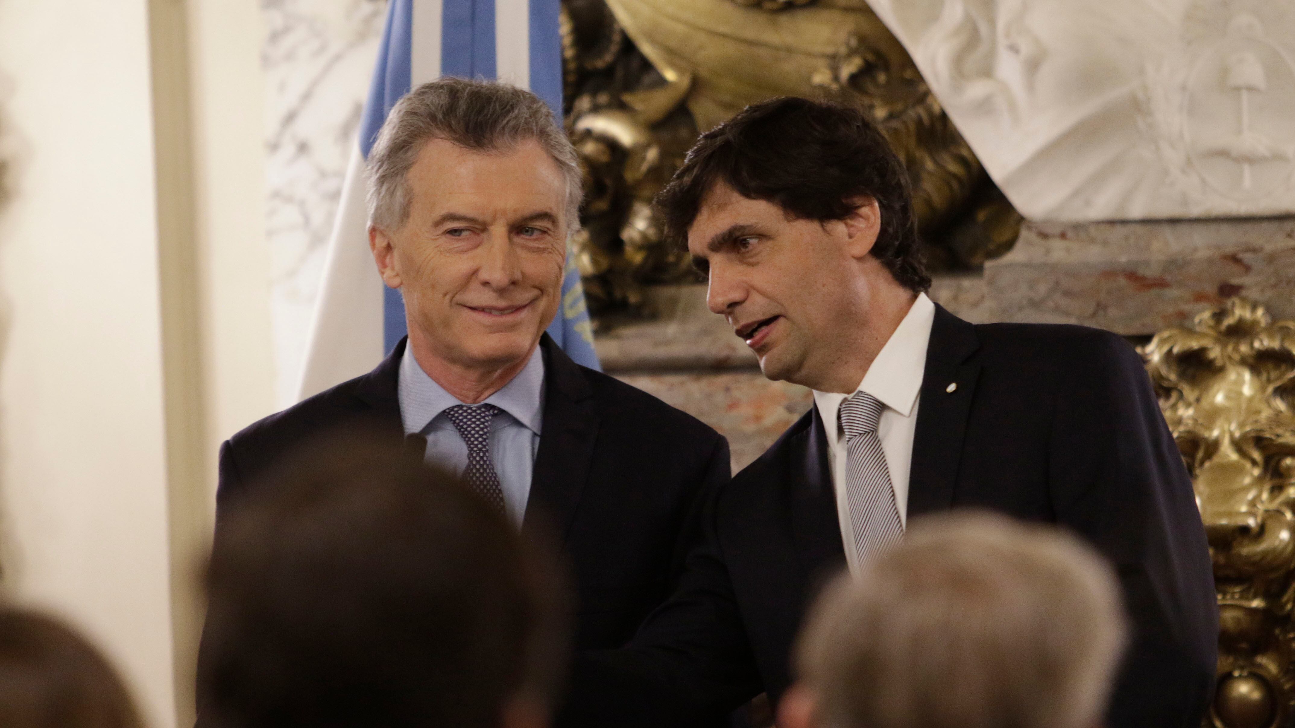 El Presidente junto al ministro de Hacienda, Hernán Lacunza.