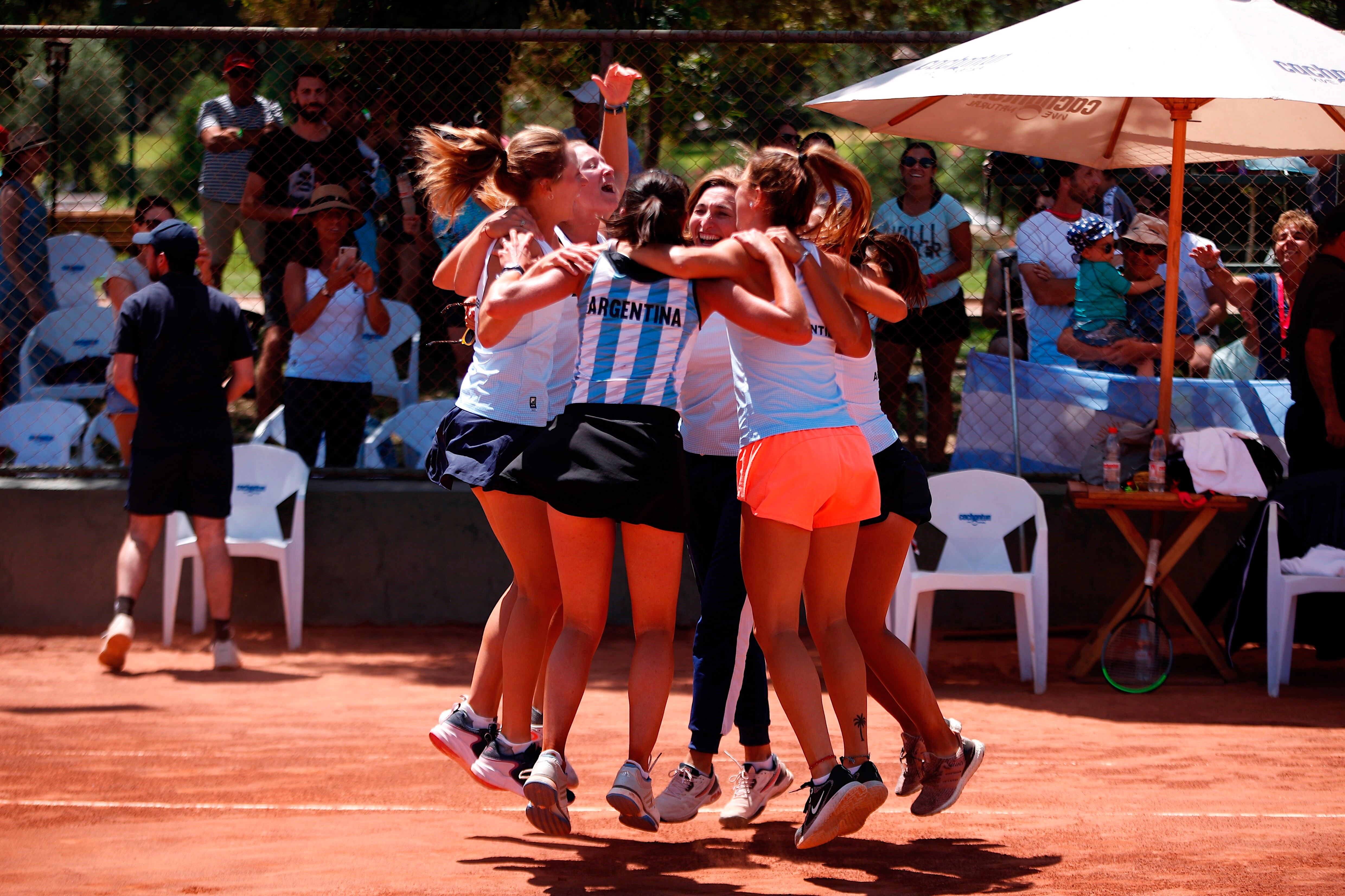 Las argentinas celebran la gran victoria en Santiago de Chile.