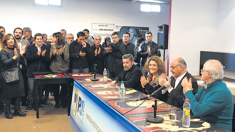 Víctor Santa María, Gabriela Alegre, Carlos Tomada y Jorge Taiana ayer, en la sede del PJ Capital.