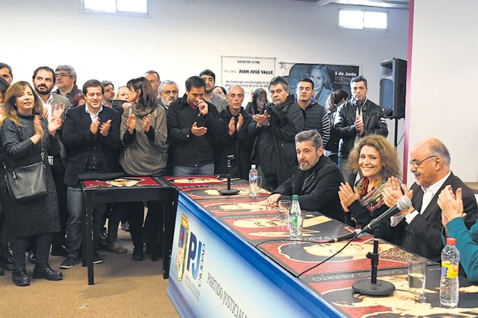 Víctor Santa María, Gabriela Alegre, Carlos Tomada y Jorge Taiana ayer, en la sede del PJ Capital.