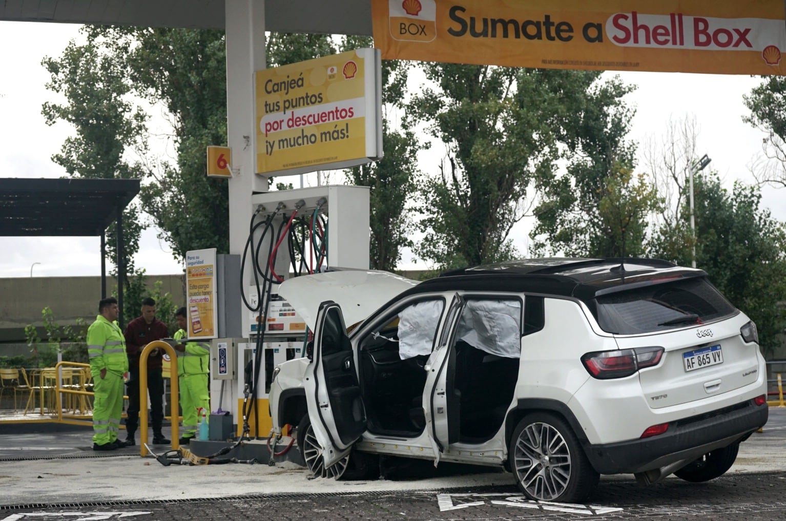 La camioneta que conducía Tiago Palacios, estrellada contra el surtidor de la estación de servicio Shell de la Autopista Illia