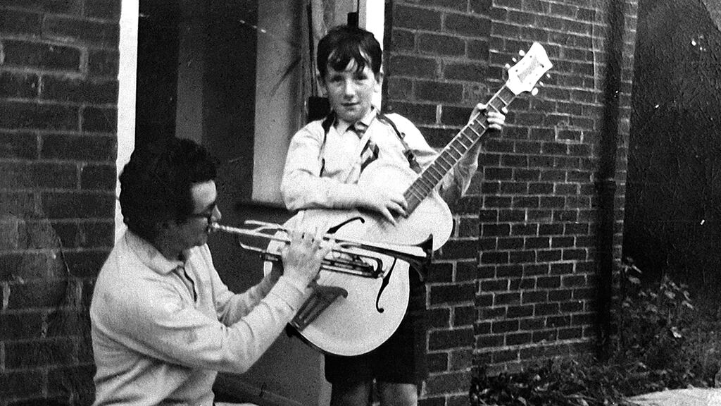 El pequeño Declan y su padre Ross MacManus.