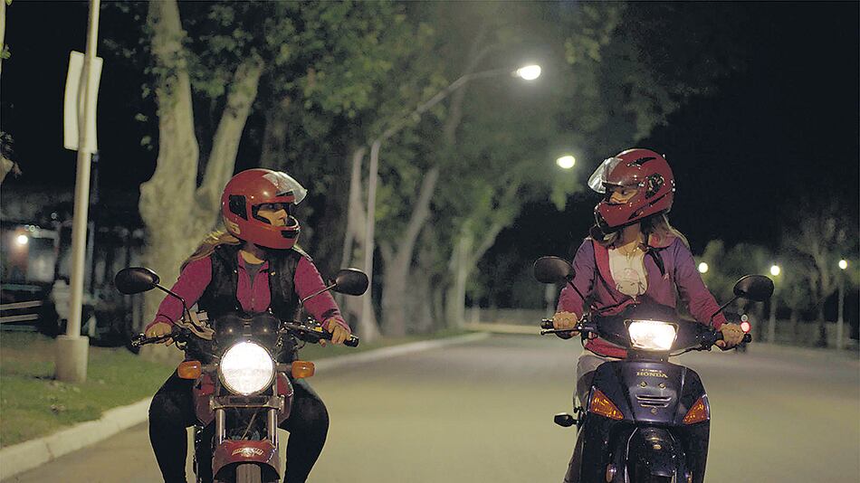 Las motocicletas son una constante en el primer film de no-ficción de Rodrigo Moreno.