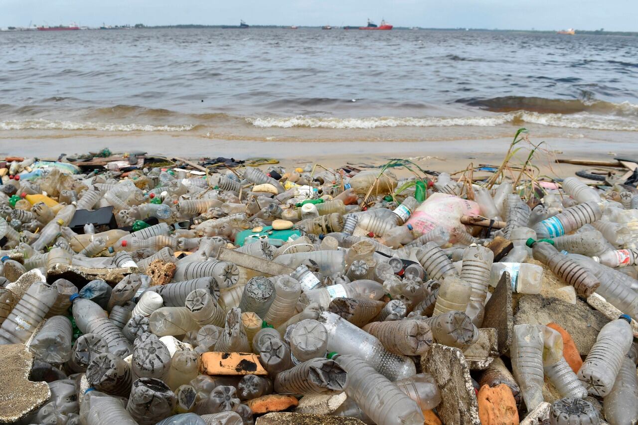Para el 2050 existirán 12 mil millones de toneladas de desechos plásticos en vertederos y océanos.
