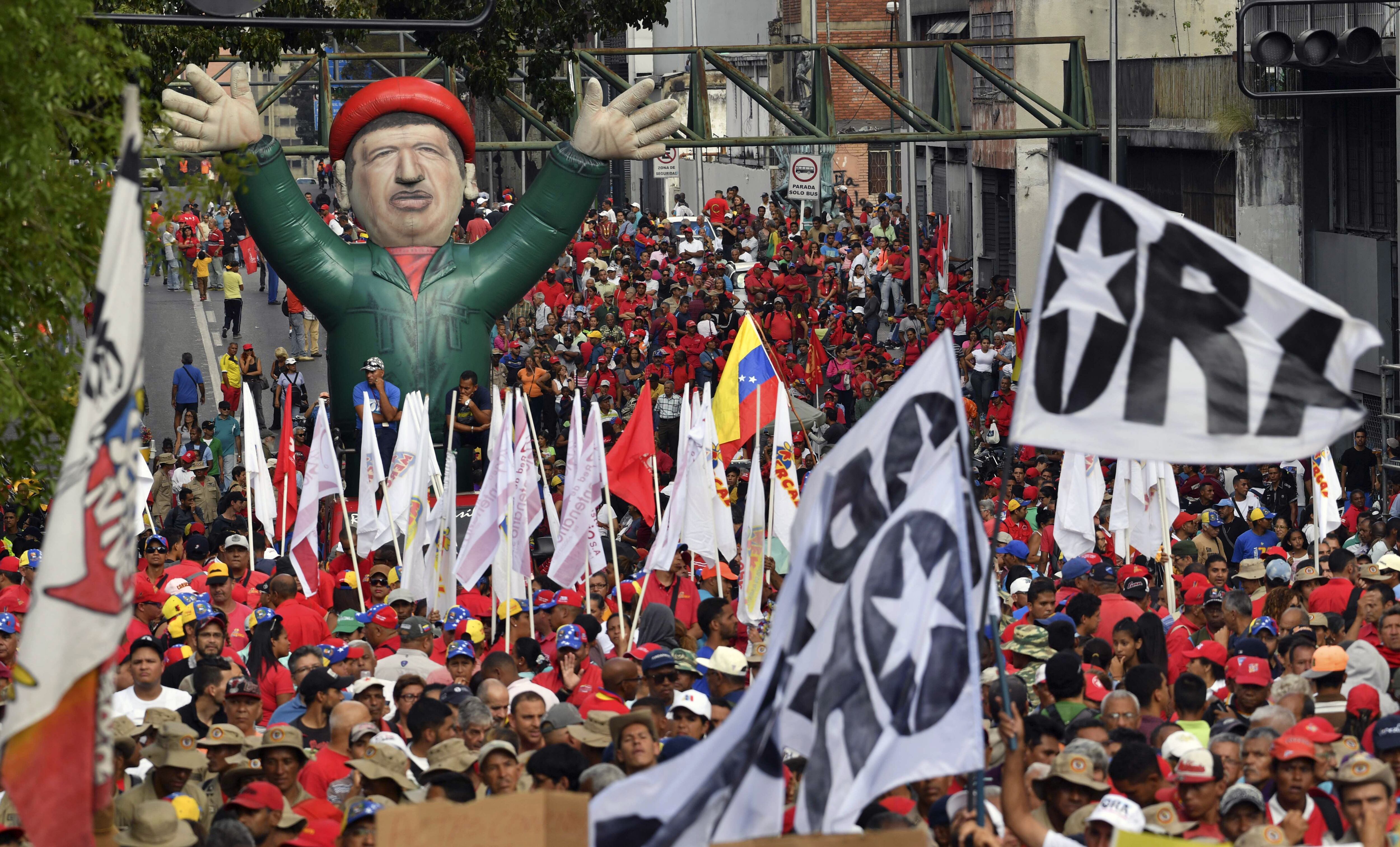 Una marea roja y la imagen de Chávez en la marcha de apoyo al gobierno de Maduro.