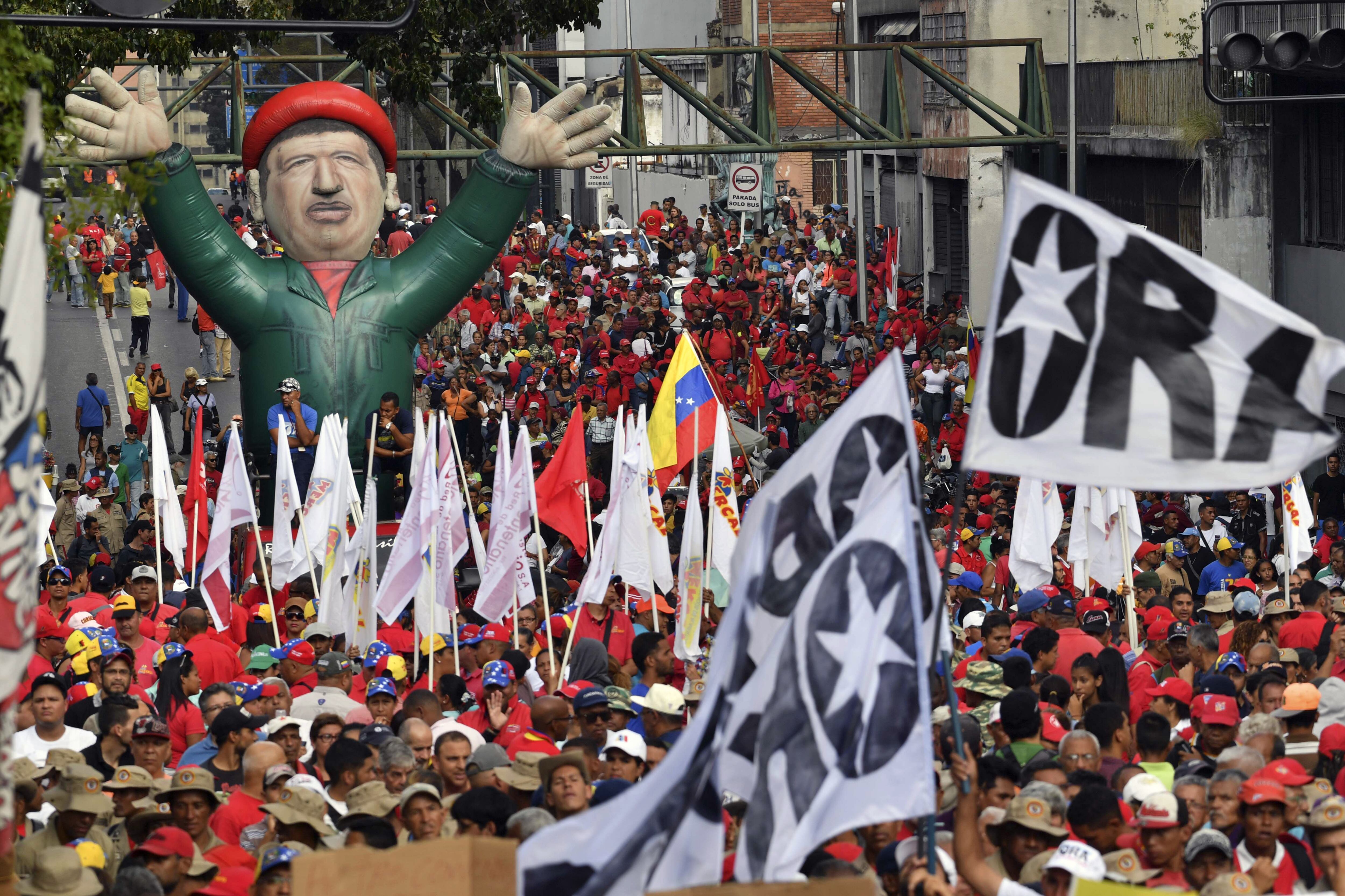 Una marea roja y la imagen de Chávez en la marcha de apoyo al gobierno de Maduro.
