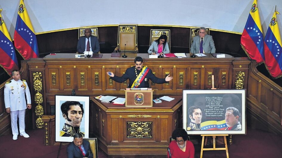 Maduro se dirige al plenario de la Asamblea Nacional Constituyente en Caracas.