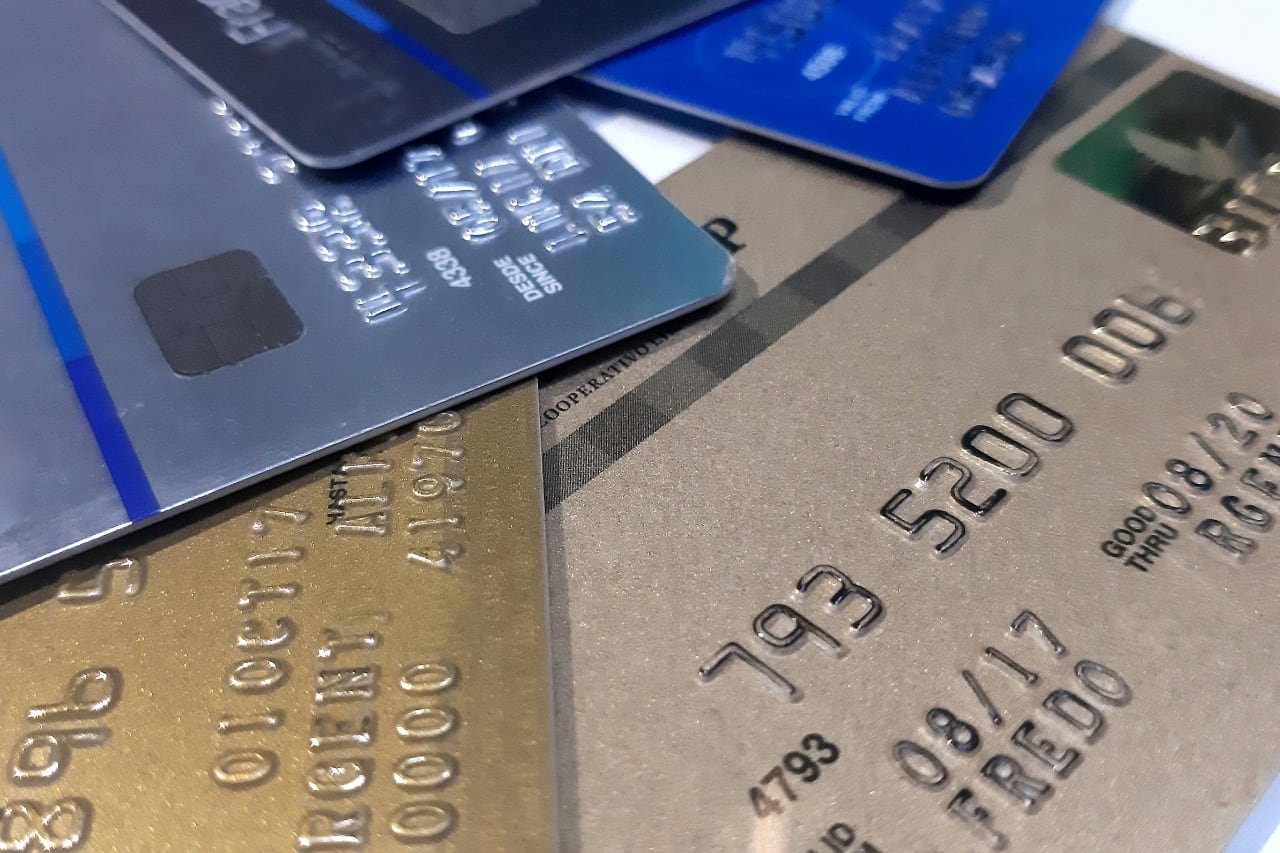 El impuesto es del 1,2 por ciento sobre los consumos con tarjeta de crédito.