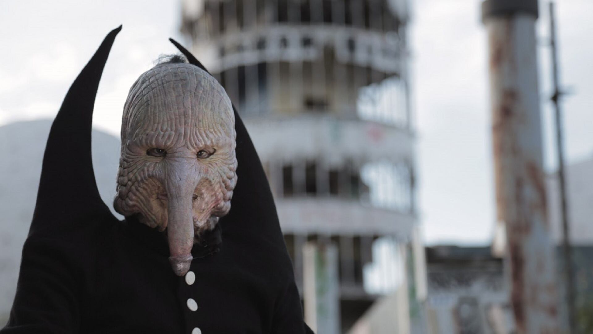 Farché toca o programa todo lo que suena pregrabado, y arma todo su hard, su soft, la programación y los patches.