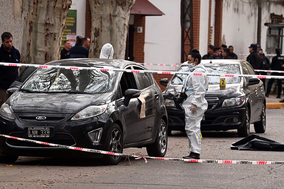 El vehículo en el que fue acribillado el policía frente a la AIC.