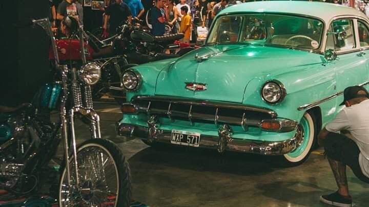 Constructores de autos, tatuadores, artistas gráficos, músicos, diseñadores y customeros unidos y organizados.