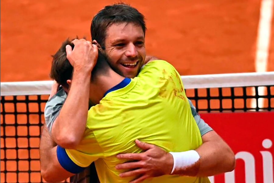 Zeballos se abraza con Granollers tras la victoria que les aseguró el uno. Este viernes tuvieron que retirarse de Madrid por lesión del marplatense.