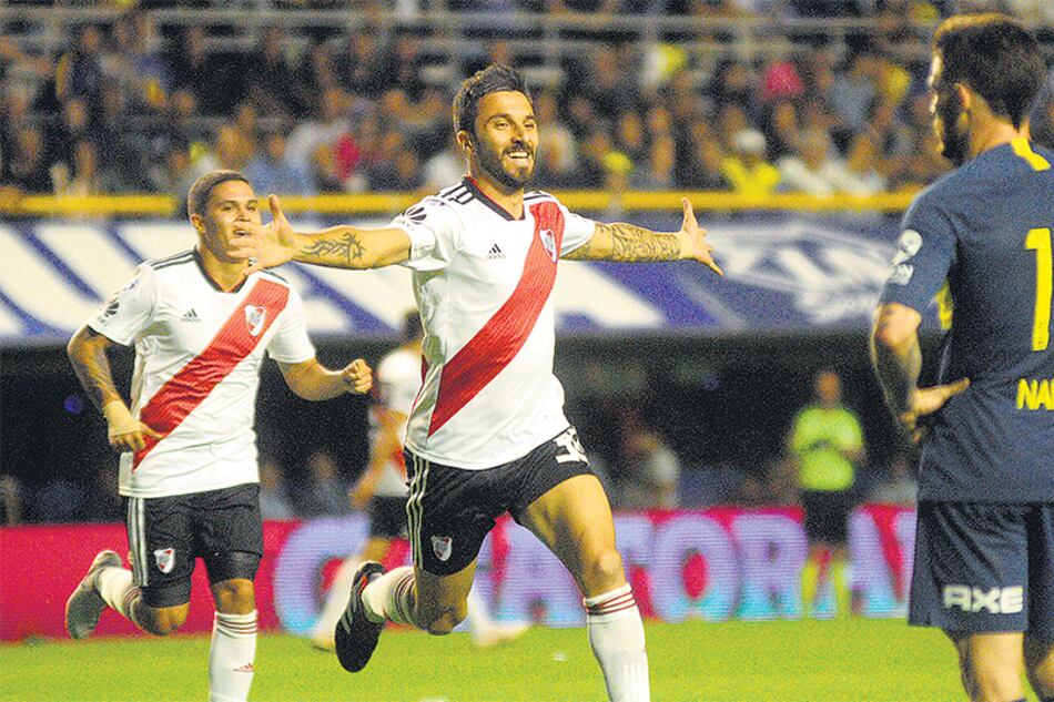 Scocco festeja el segundo de River, que selló el marcador en la Bombonera. Nández, de lo mejorcito de Boca, lo mira pasar.