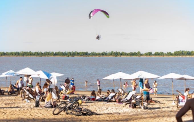 La playa “El Arenal" de San Nicolás de los Arroyos ideal para una escapada. Imagen: prensa San Nicolás