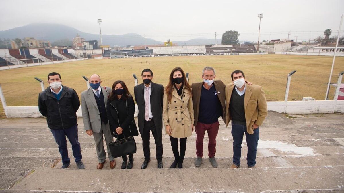 La intendenta y directivos del club el día que anunciaron la donación