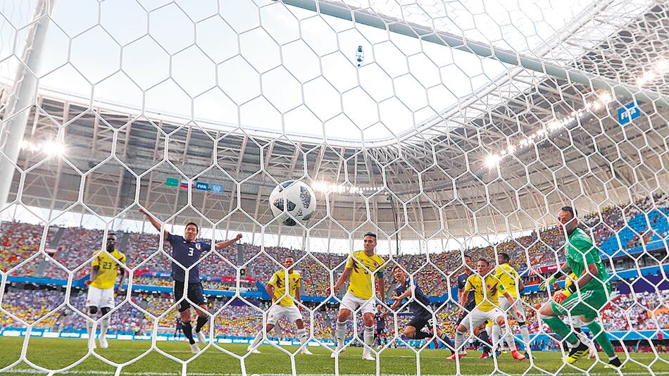 Ospina mira cómo entra la pelota tras el gol de Osako, el segundo de Japón.