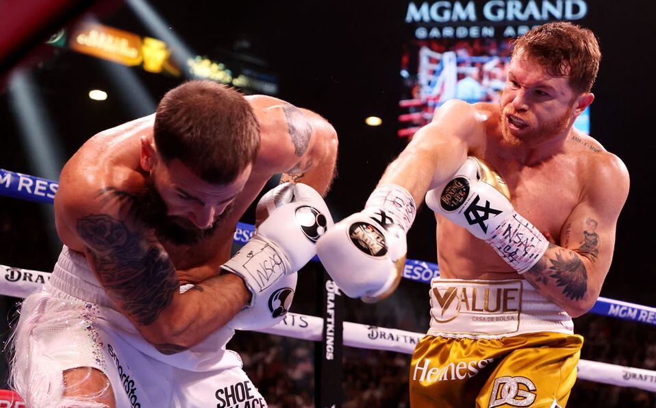 Canelo Alvarez conecta un duro derechazo ante Plant.