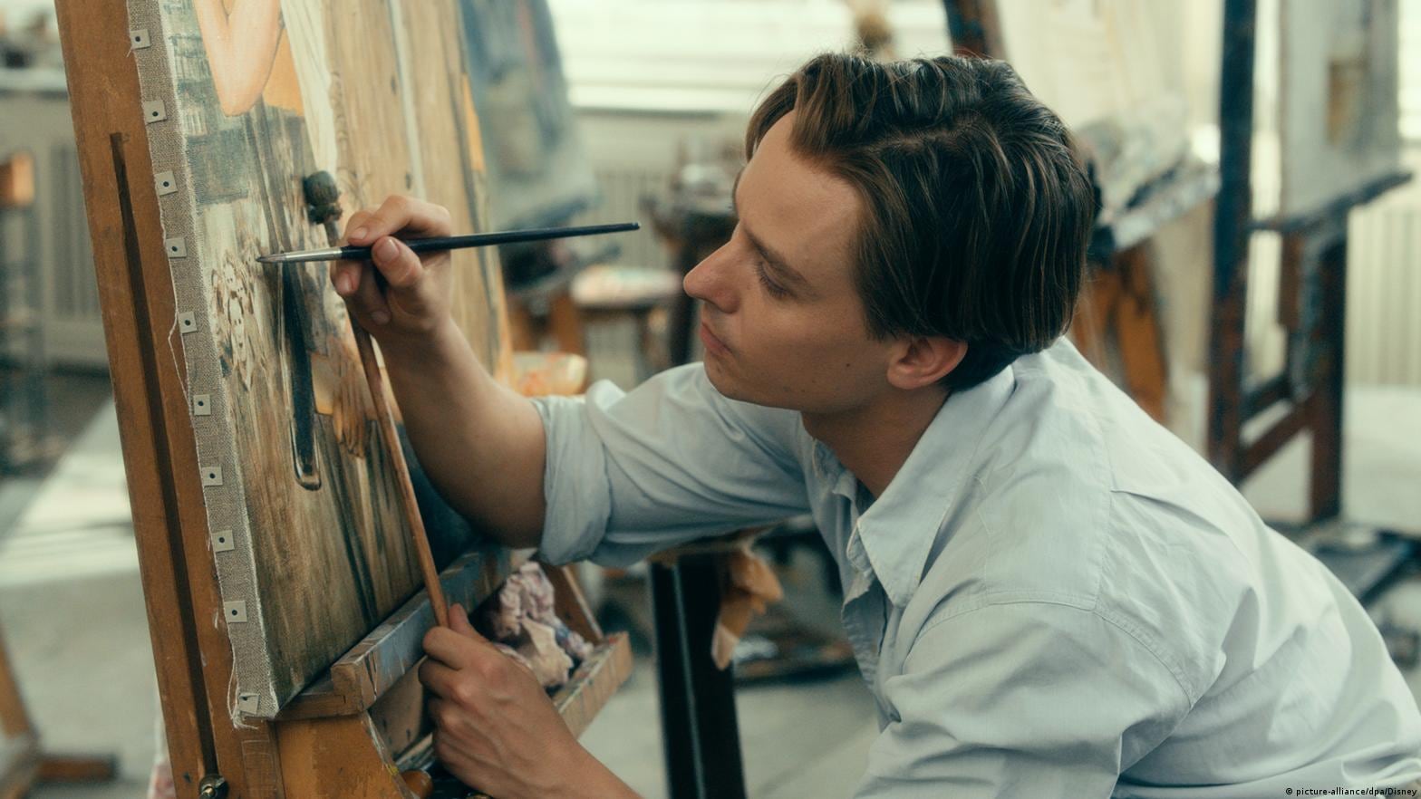 Tom Schilling interpreta al pintor que es el personaje central. 