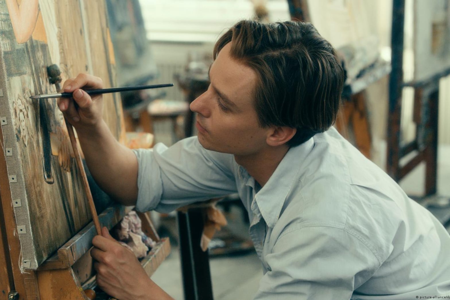 Tom Schilling interpreta al pintor que es el personaje central.