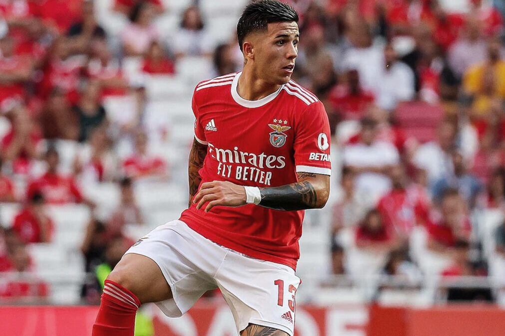 Enzo Fernández recibirá una sanción por haber pasado fin de año en Argentina