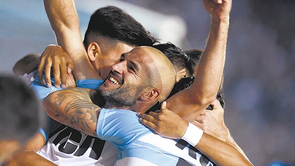 Los jugadores de Racing festejan el gol de López.