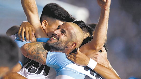 Los jugadores de Racing festejan el gol de López.