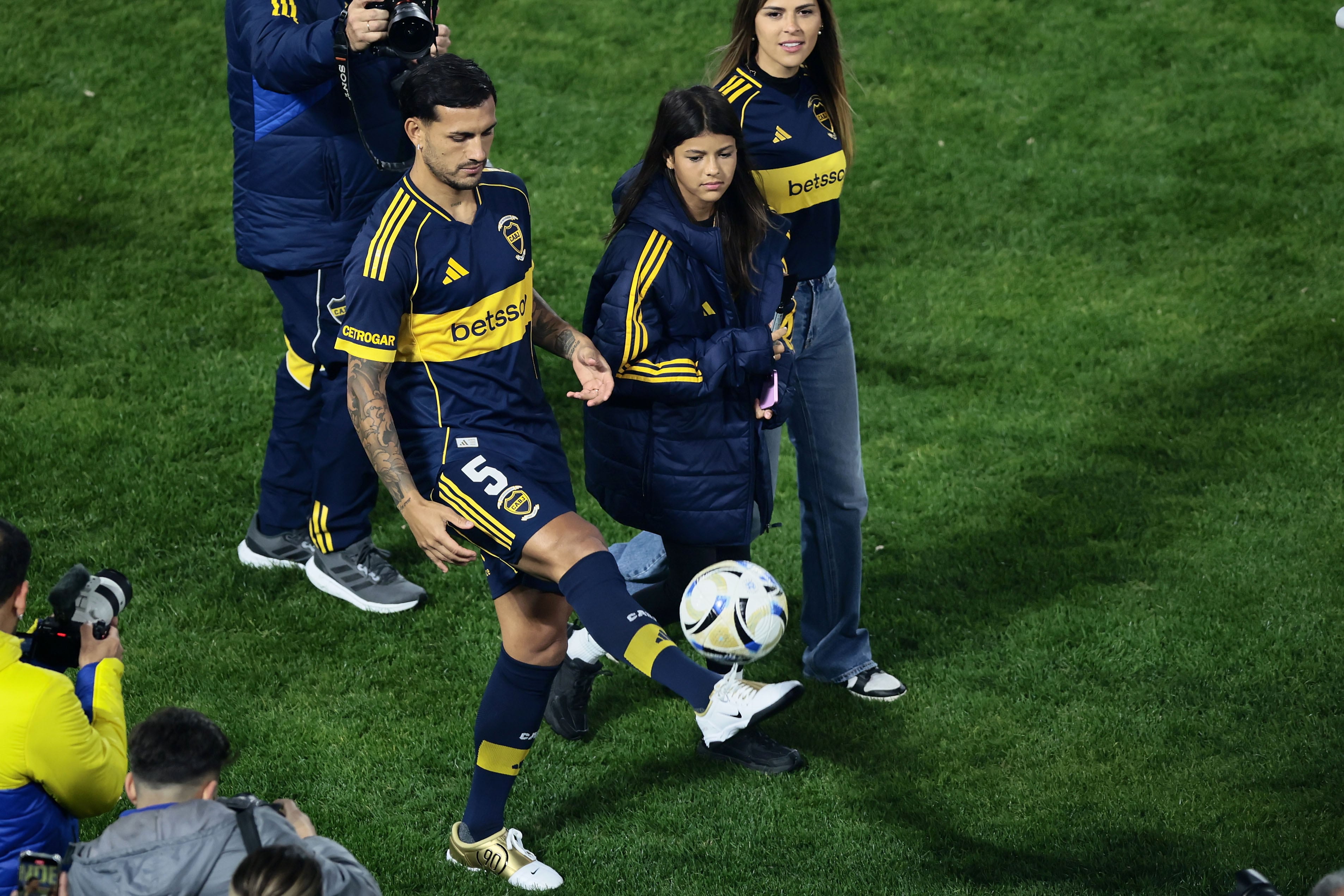 Leandro Paredes mandó algunas pelotas a la tribuna durante su presentación.