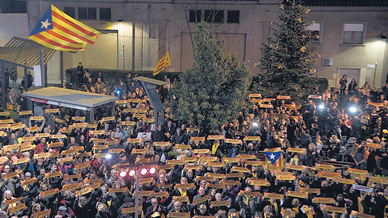 Manifestantes exigían la libertad de los presos políticos anteayer en Sant Vicenc dels Horts, cerca de Barcelona.